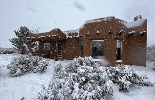 El Prado House | Ideal Location for Skiing, shopping, hiking, music, food and fun!