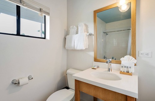 Islamorada Hotel | Ideal Location! Onsite Pool, Free Breakfast, Free Parking