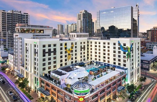 Gaslamp Quarter Hotel | Ideal Mix of Comfort and Value! 3 Units! Rooftop Pool, Parking, Pets Allowed!