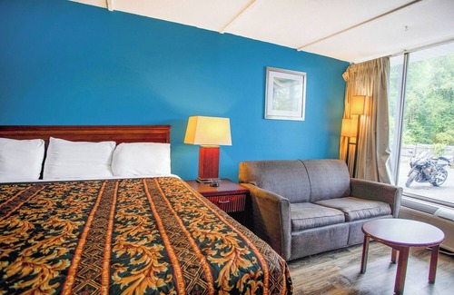 Kernersville Hotel | Ideal Stay for Two with King Bed and Access to Kernersville Attractions