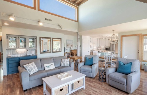 Depoe Bay Condo | Idyllic Coastal Haven - Whale Watch in Depoe Bay!