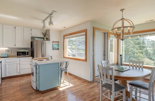 Depoe Bay Condo | Idyllic Coastal Haven - Whale Watch in Depoe Bay!
