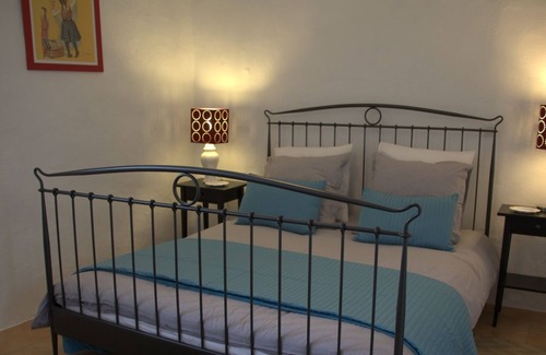 Loperec Apartment | Idyllic Country Location for couples, central, peaceful, 5 mins from shops, WIFI