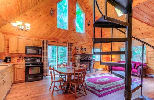 Canadensis Cabin | Idyllic Log Cabin Rental with a Porch in the Poconos of Pennsylvania