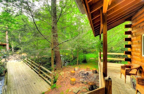 Canadensis Cabin | Idyllic Log Cabin Rental with a Porch in the Poconos of Pennsylvania