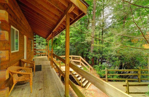 Canadensis Cabin | Idyllic Log Cabin Rental with a Porch in the Poconos of Pennsylvania