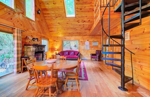 Canadensis Cabin | Idyllic Log Cabin Rental with a Porch in the Poconos of Pennsylvania