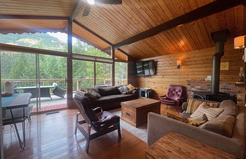 East Kootenay Cabin | Idyllic Mountain Ski Cabin