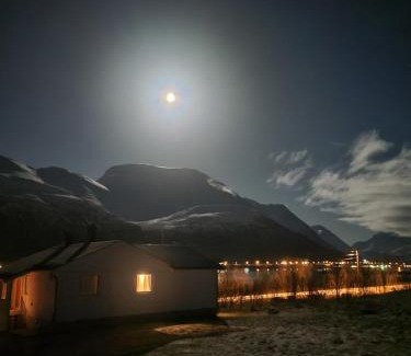 Lyngen House | Idyllisk hus med sauna og jacuzzi, Lyngen