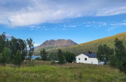 Lyngen House | Idyllisk hus med sauna og jacuzzi, Lyngen