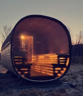 Lyngen House | Idyllisk hus med sauna og jacuzzi, Lyngen