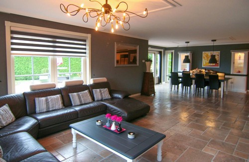 Zeewolde House | If you value luxury, this vacation home with pool is the place for you!