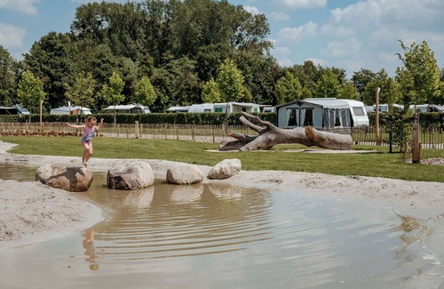 Houthem Cabin | If you want to stay on a campsite while enjoying all the comfort of a home, why not rent one of our luxury lodges in the unspoilt landscape of the Dutch province of Limburg. You can find these lodges with private parking on the map on pitches 134, 13