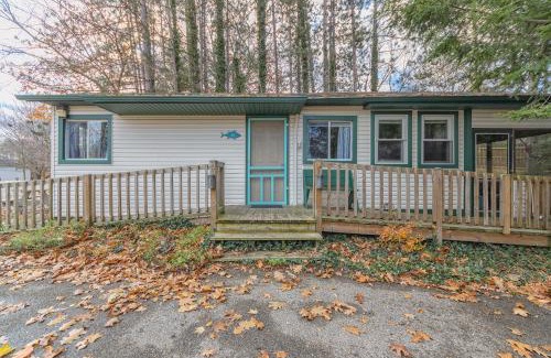 Saugatuck House | Illustrator Cottage - Goshorn Lake access - community pool - lots of outdoor activities!