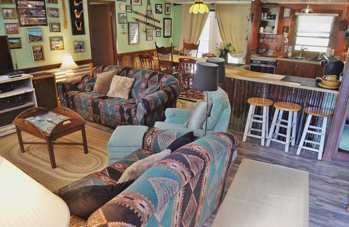 Boone Cottage | Imaginary Guests Stay FREE!~Fun Mountainside Cabin~Minutes to Town/App State