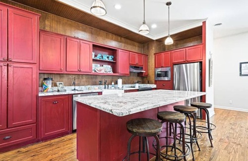 Quinlan House | IMMACULANT LAKEFRONT Views- Hot Tub, Beach Area, Firepit, Enclosed Porch, Dock