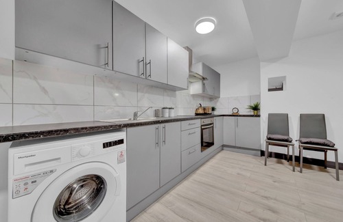 London Borough of Hounslow Apartment | Immaculate 1-bed Studio in Feltham Heathrow London