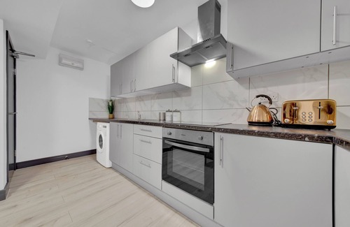 London Borough of Hounslow Apartment | Immaculate 1-bed Studio in Feltham Heathrow London