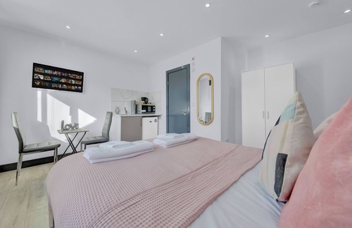 London Borough of Hounslow Apartment | Immaculate 1-bed Studio in Feltham Heathrow London
