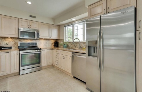 Southend House | Immaculate 3 Bed 2.5 Bath Quiet community with pool Monthly Rental