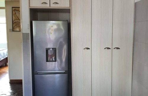 Bulawayo Apartment | Immaculate 3 Bedroomed Guesthouse in Ilanda - 2041