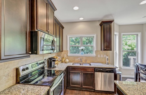 Ellenwood House | Immaculate home in Atlanta Near the Airport/w private bathrooms Big smart TVs