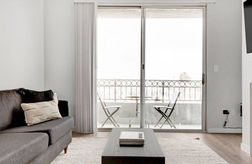 Rampart Village Apartment | Impeccable Koreatown 1BR near 6th St bars & restaurants, by Blueground