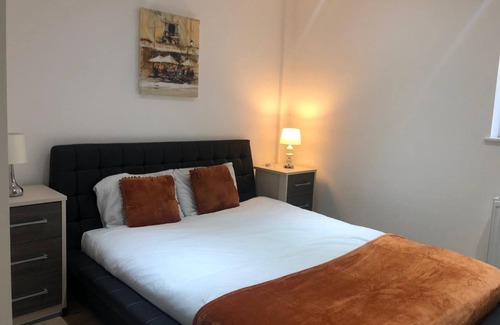 South Bermondsey Apartment | Impeccable Studio in London Long & Short