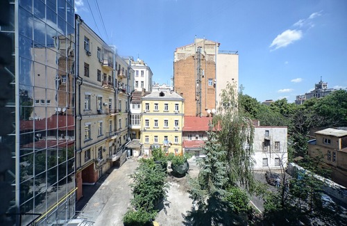 Shevchenkivs'kyi District Apartment | 🌏💛💙🇺🇦 in Шевченківський район