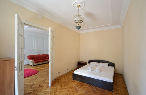 Shevchenkivs'kyi District Apartment | 🌏💛💙🇺🇦 in Шевченківський район