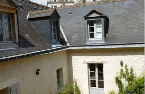 Veretz House | in the heart of a historic village of Touraine, with large garden and grove.