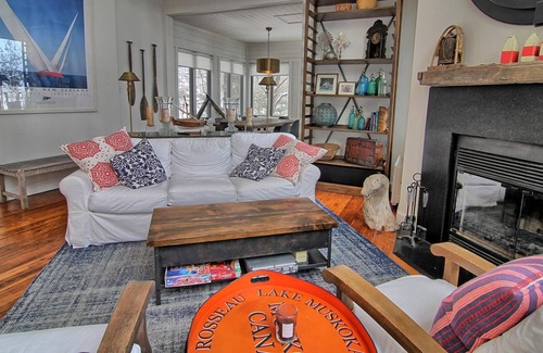 Dorset Cottage | Incl Water Trampoline, Overlooking Lake of Bays! All Day Sun! Hot Tub!