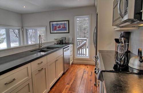 Dorset Cottage | Incl Water Trampoline, Overlooking Lake of Bays! All Day Sun! Hot Tub!
