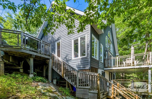 Dorset Cottage | Incl Water Trampoline, Overlooking Lake of Bays! All Day Sun! Hot Tub!