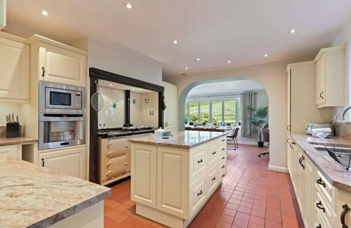 Godalming House | Incredible Countryside Getaway with Tennis Court!