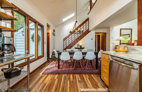 Pedlars Edge House | Incredible Mountain Views - Modern Four Bedroom Home - Five Minute Walk to Slope