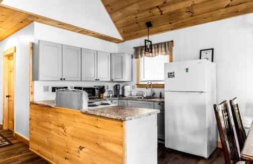 Greenville House | Incredible Wooden Cabin with Fire Pit and Barbecue in Greenville, Maine