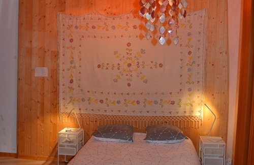 Egliseneuve-pres-Billom Bed & Breakfast | independent studio in house in the countryside