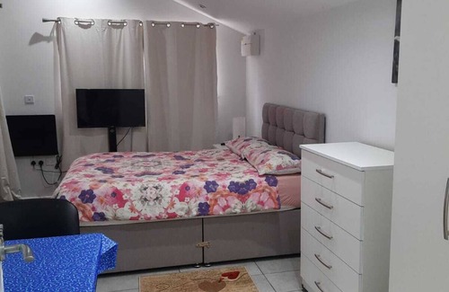 Walsall House | Independent Guest House Bungalow with free parking on the premises.