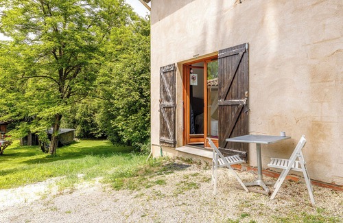 Blesignac Bed & Breakfast | independent housing, in the heart of an acacia forest