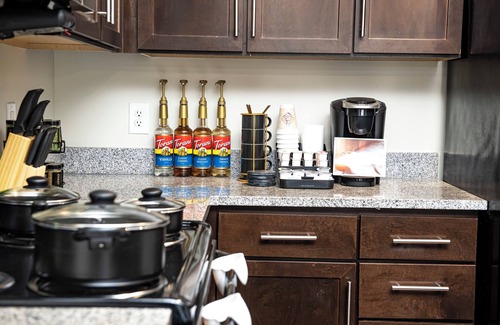 Indianapolis Condo | Indianapolis Near Northside with Fast Wi-Fi/Workstation