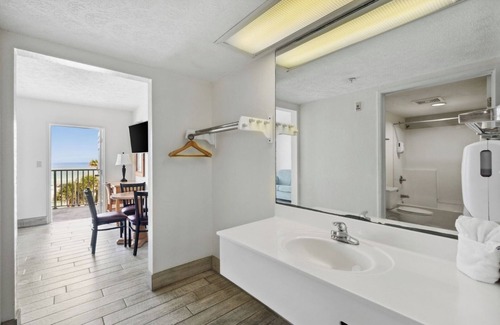 Panama City Beach Hotel | Indulge In Opulent Comfort! 3 Ocean View Units, Outdoor Pool and Free Parking