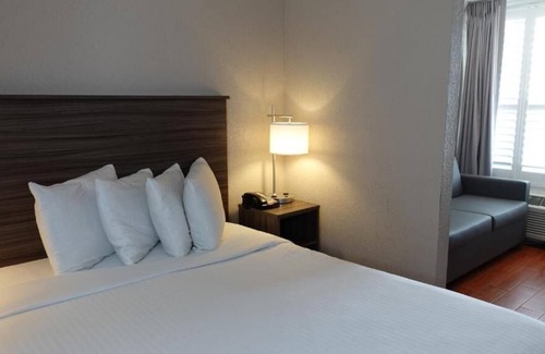 June Park House | Indulge in shopping at Melbourne Square Mall! FREE Parking & Breakfast!