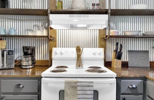 Fort Payne Apartment | Industrial Apartment #1 Queen Studio