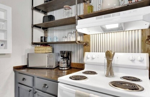 Fort Payne Apartment | Industrial Apartment #1 Queen Studio