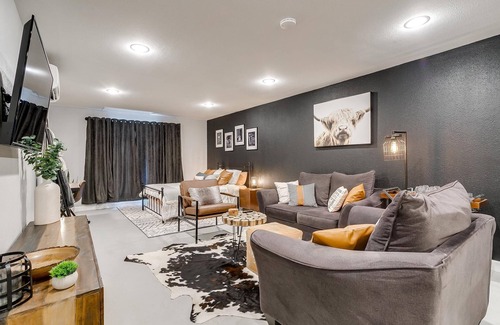 Arlington Heights Apartment | Industrial Style Guest House w/Privacy Fence