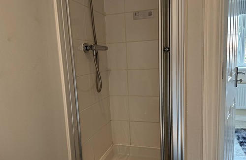Basingstoke House | Infinity Guest House Wiltshire Crescent