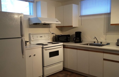Banff Trail House | Inner city NW, Steps to university , Minutes to Hospital, SAIT, Downtown