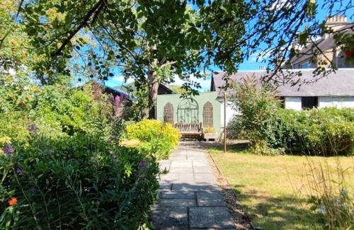 Innerleithen Apartment | Innerleithen: 3 beds. Garden. Parking. Bike store