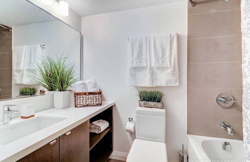 Bloor-Yorkville Apartment | Instant Suites Junior Suite at Yorkville ☆